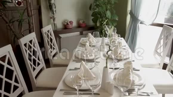 提供丰盛晚餐的餐桌视频的预览图