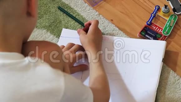一个小男孩的手在一张纸上画画视频的预览图