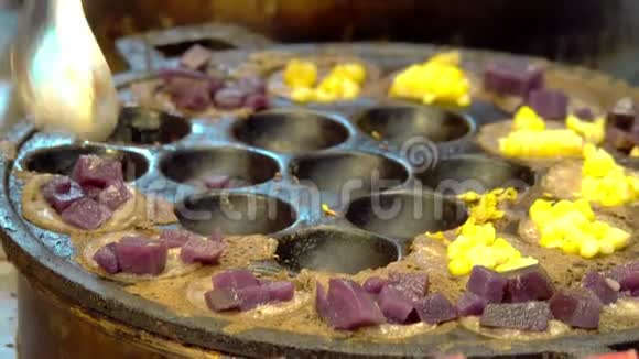 由椰奶加糖和面粉制成的泰国甜肉视频的预览图
