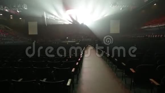 音乐会前空排的座位和舞台视频的预览图