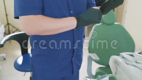 医生的手穿着黑色的医用手套用一个特写的慢镜头把他们伸直揉捏他的手视频的预览图
