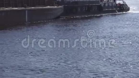 一艘旧驳船拖船沿着河航行复制空间运输河船工业视频的预览图