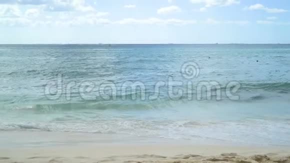 加勒比海蔚蓝的海水光波4K视频的预览图