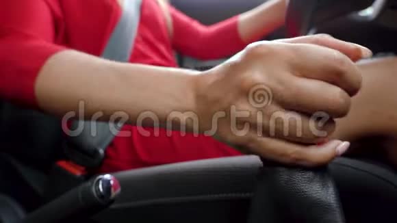 女司机穿着红色连衣裙系好安全带换挡开始移动视频的预览图