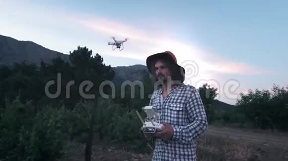 一个男性农民用无人机耕种监视它的葡萄田农业新技术复印机是视频的预览图