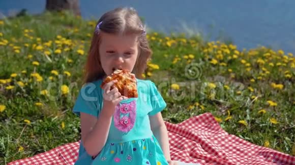 小金发女孩在温暖的一天在海滨吃披萨视频的预览图