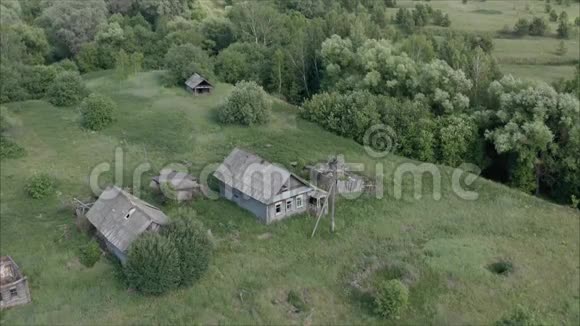 俄罗斯被遗弃的村庄旧村被毁俄罗斯废弃的老村庄从高处视频的预览图