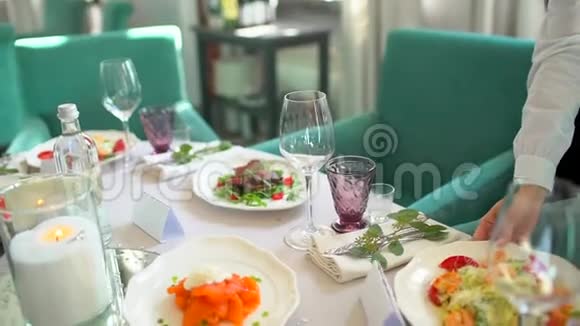婚宴内部细节与装饰餐桌在餐厅装饰设计餐饮按比例分配的表格视频的预览图