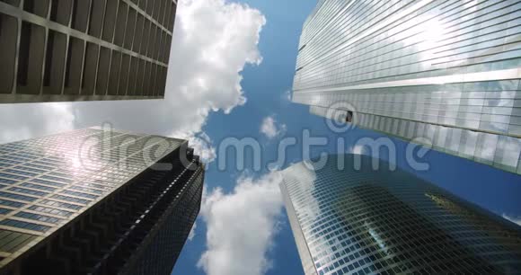 仰望唐姆镇的商业摩天大楼天空中的云彩和玻璃上的倒影4k视频的预览图