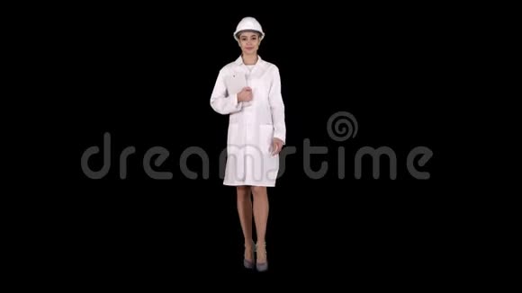 女医生工程师用数字平板电脑走路阿尔法频道视频的预览图