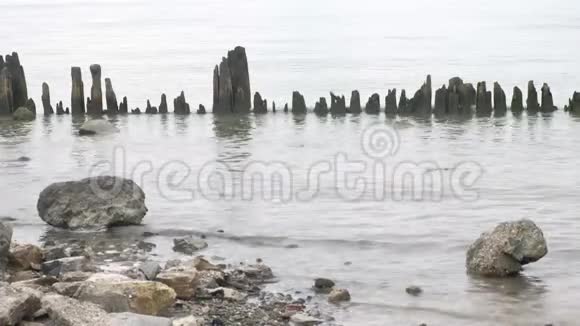 毁坏了海上的木码头视频的预览图