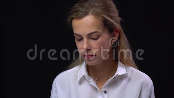 穿着白色衬衫的悲伤女人视频的预览图