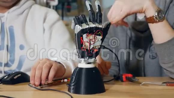 创意工程师在现代创业办公室与创新仿生机器人手臂多利摄像机的动作视频的预览图