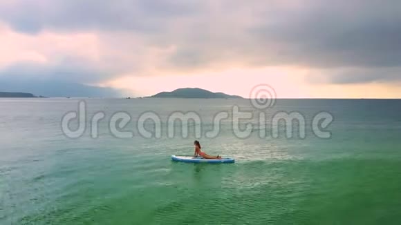 女孩趴在桨板上靠在手上视频的预览图