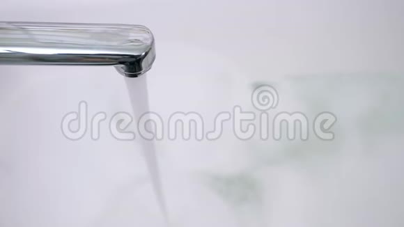 关闭水从水龙头流出背景上用泡沫浴视频的预览图