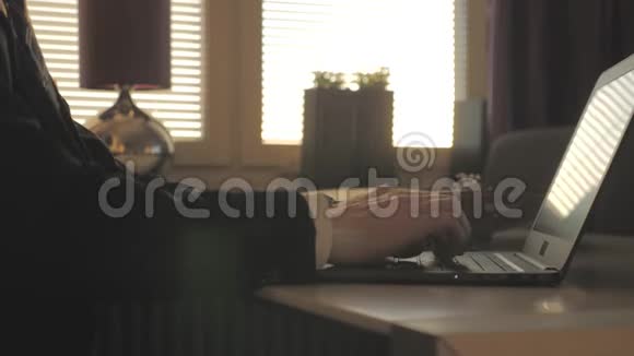 商人在笔记本电脑上工作看手表视频的预览图