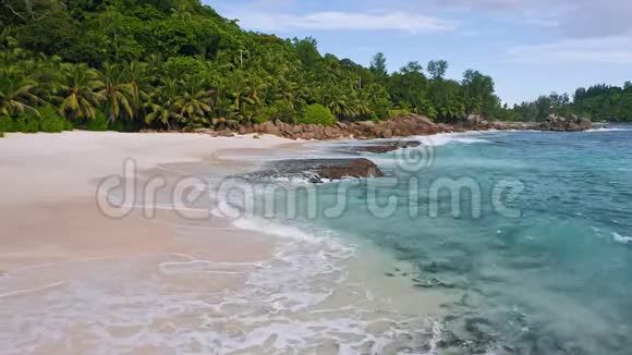 4K无人驾驶飞机在塞舌尔马河岛的热带沙滩拍摄的画面视频的预览图