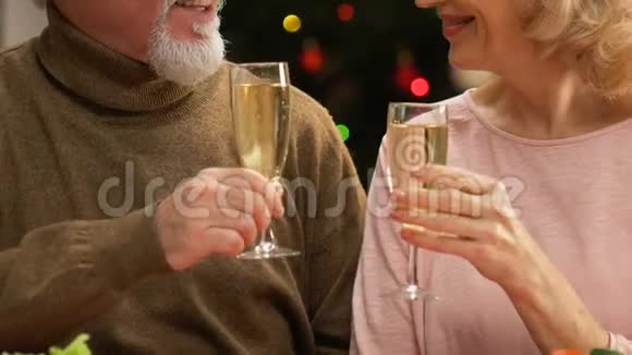 年长夫妇喝香槟一起庆祝除夕特写视频的预览图