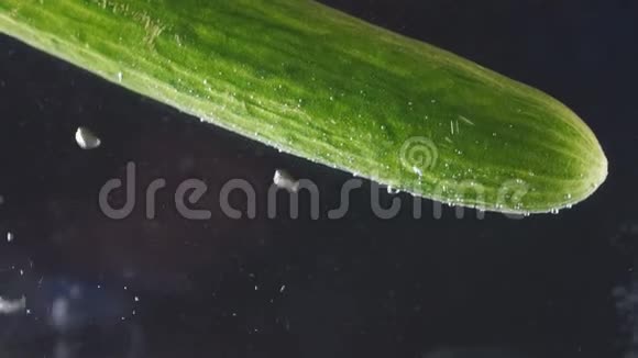 泡在沸水中的绿黄瓜视频的预览图