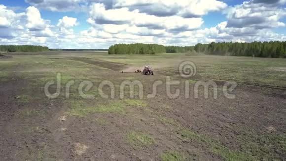 上景拖拉机在尘土中用宽耙犁土视频的预览图