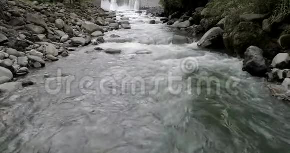 厄瓜多尔巴诺斯20180925Drone在低海拔的河流上空盘旋向小水坝望去视频的预览图