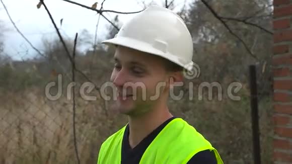 戴着头盔的建筑工人微笑视频的预览图