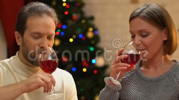 一对幸福的夫妇喝酒拥抱圣诞节浪漫约会特写视频的预览图