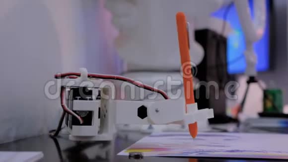 机器人手臂与橙色笔画肖像机器人未来展视频的预览图