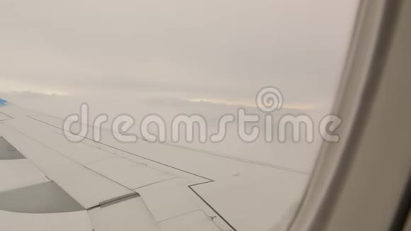 飞机穿过云层视频的预览图
