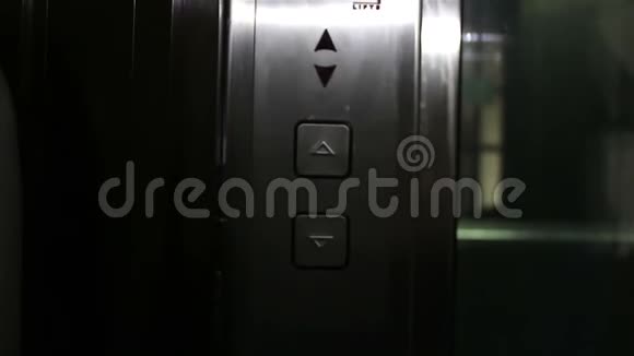 一个年轻女孩的手按下电梯呼叫按钮视频的预览图