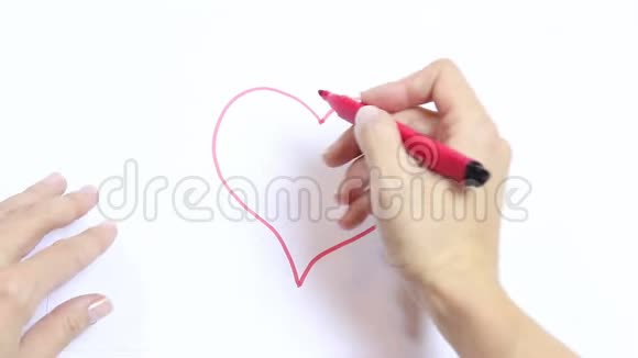 女人用白桌上的记号笔画红心视频的预览图