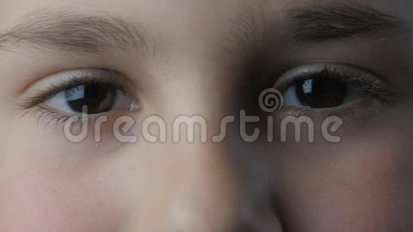 一双悲伤的男孩眼睛的特写视频的预览图