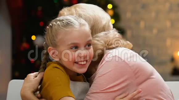奶奶亲吻孙女的脸颊在圣诞假期拜访亲戚视频的预览图