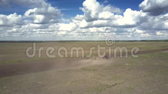 旧拖拉机耙灰色的田野土壤包围着尘埃云视频的预览图