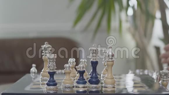 两个人在棋盘上用威士忌碰杯美丽的国际象棋上摆着银色镶条视频的预览图