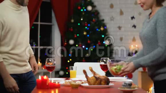快乐的家庭拥有健康的圣诞晚餐树上闪闪发光的装饰品假日视频的预览图