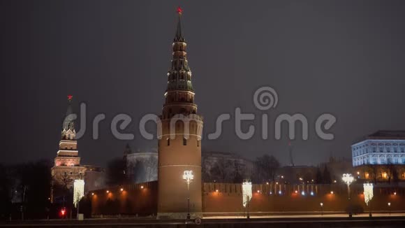 莫斯科克里姆林宫日出前对岸的全景汽车视频的预览图