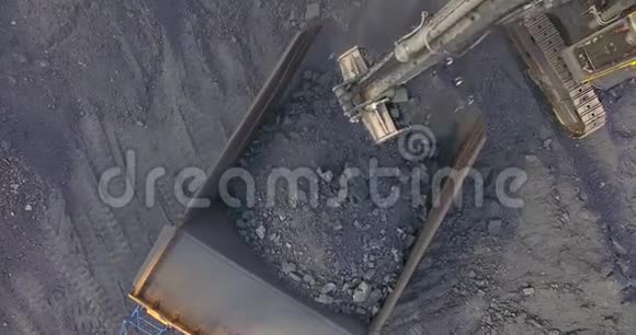 俯视挖掘机将煤装进自卸车视频的预览图
