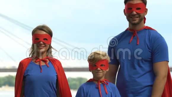 超级家庭双手交叉胸部超级英雄姿势父母和孩子在一起视频的预览图