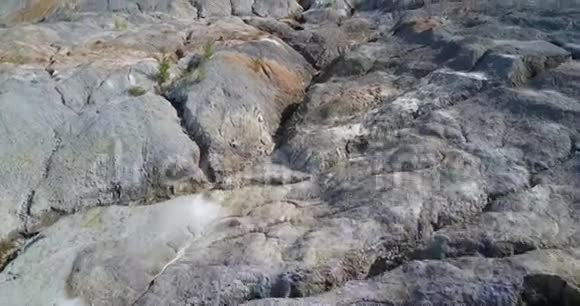 老采石场的空中运动褐灰色岩石群视频的预览图