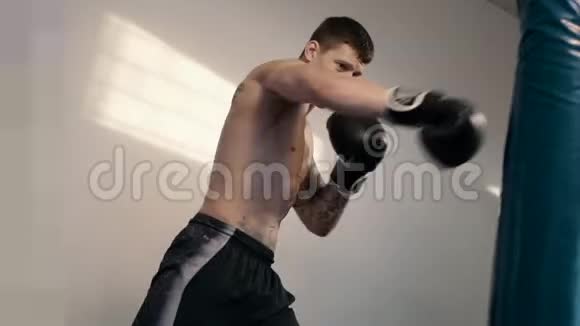 强白种人男子拳击用打拳视频的预览图