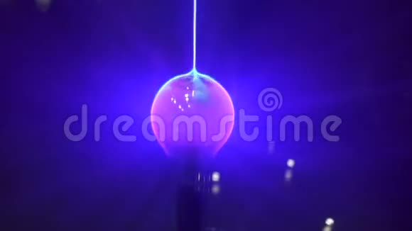 带放电的电蓝球视频的预览图
