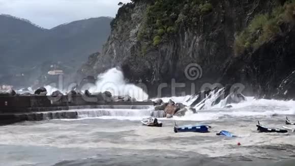 意大利Vernazza2017年4月28日海上风暴HitsVernazza作浪苔藓船视频的预览图