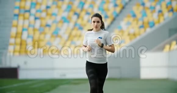 女性慢跑者运行智能手表视频的预览图
