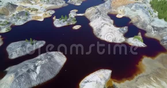 自然修复采石鸟飞在雨水形成的湖面上视频的预览图