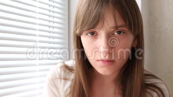 熟睡的女孩喝着白玻璃热茶女孩生病咳嗽视频的预览图