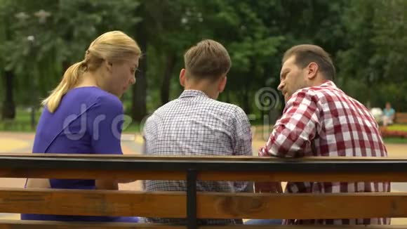 男青少年与父母在长凳上争吵走开青春期的问题视频的预览图