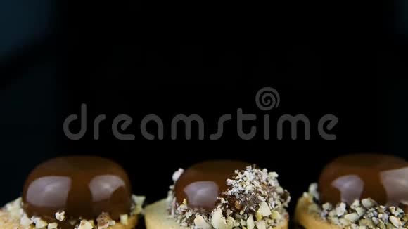 法式迷你摩丝糕点甜点上覆盖着巧克力釉面的特写全景视频的预览图