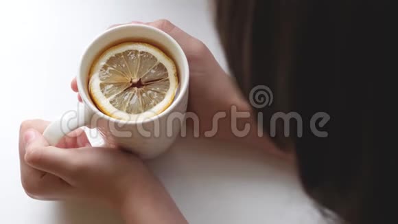 女孩手里拿着一杯香茶和一片柠檬视频的预览图