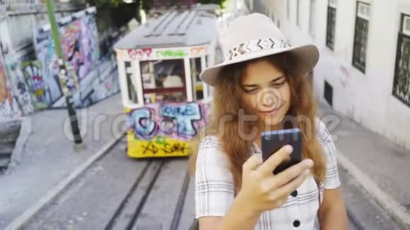 在街边老式电车附近自拍的女人视频的预览图